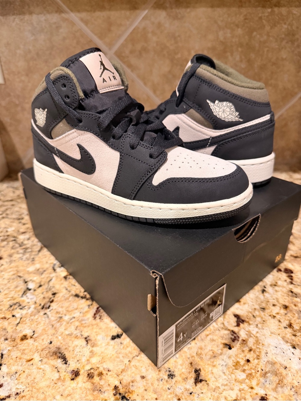 Air Jordan 1 Mid SE